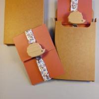 Attache tetine fleur violette n pour nature